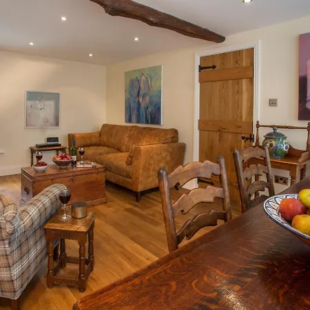 3 Bed In Lcc16 * קרטמל
